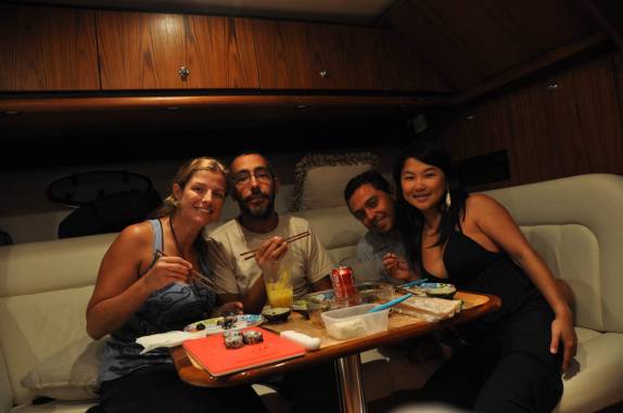 Junto com o simpaticíssimo casal do Brasil Cristalino, a Lilian e o Eduardo, comendo sushis pescados e preparados por eles, à bordo da 'casa' deles na Cidade do Panamá